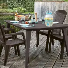 Jak pomalować plastikowe krzesła, aby uzyskać trwały efekt?