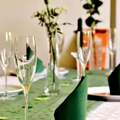 Jak kłaść serwetki na stole, aby zachwycić gości elegancją