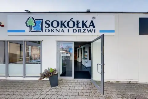 Elegancki salon okien i drzwi Sókółka z otwartymi drzwiami.