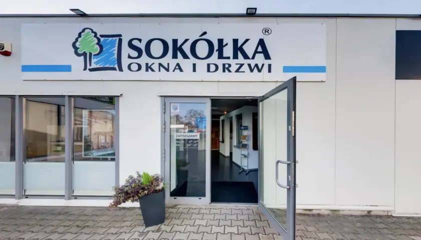 Elegancki salon okien i drzwi Sókółka z otwartymi drzwiami.